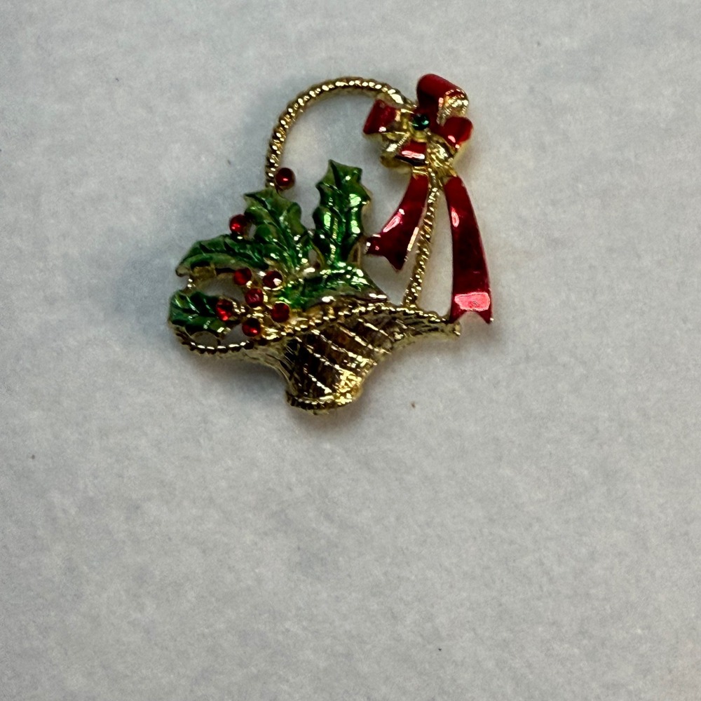 Vintage Gold Tone Christmas Holly Basket Brooch With Bow And Berries